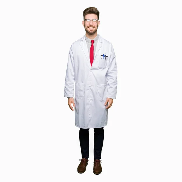 Joven Hombre Científico Guapo Con Gafas Con Una Sonrisa Alegre — Foto de Stock