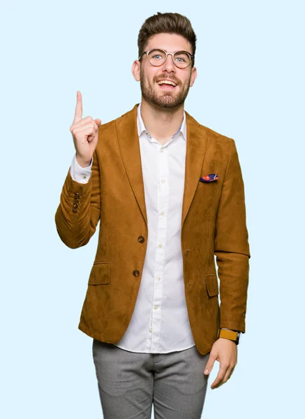 Joven Hombre Negocios Guapo Con Gafas Apuntando Con Dedo Hacia — Foto de Stock