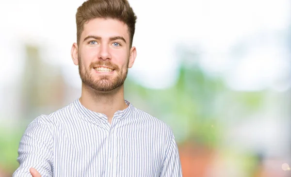 Jovem Homem Bonito Sorrindo Amigável Oferecendo Aperto Mão Como Saudação — Fotografia de Stock