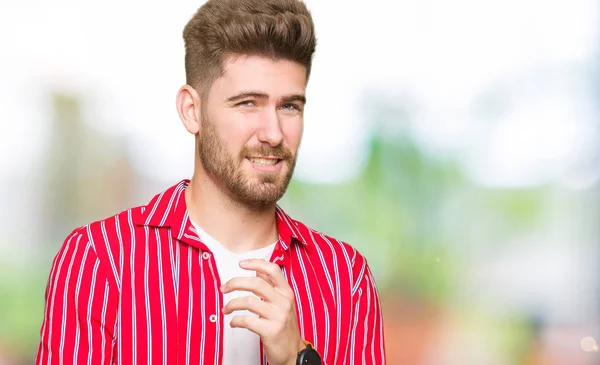Junger Gutaussehender Mann Mit Rotem Hemd Angeekelten Gesichtsausdruck Ungehalten Und — Stockfoto