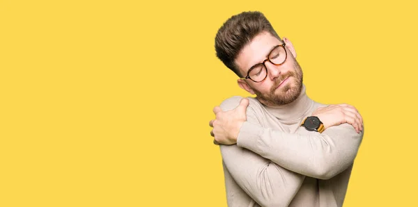 Young Handsome Business Man Wearing Glasses Hugging Oneself Happy Positive — Stock Photo, Image