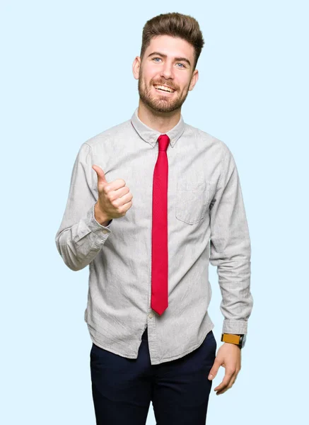 Joven Hombre Negocios Guapo Haciendo Gesto Feliz Con Mano Aprobación —  Fotos de Stock