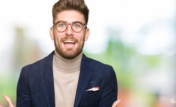 Junger Gutaussehender Geschäftsmann Mit Brille Feiert Verrückt Und Erstaunt Über — Stockfoto