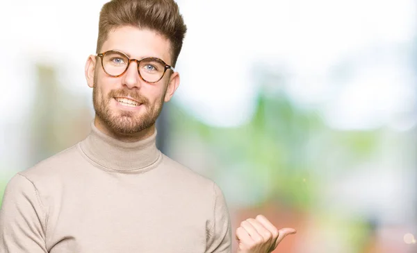 Pemuda Tampan Pria Bisnis Mengenakan Kacamata Menunjuk Belakang Dengan Tangan — Stok Foto