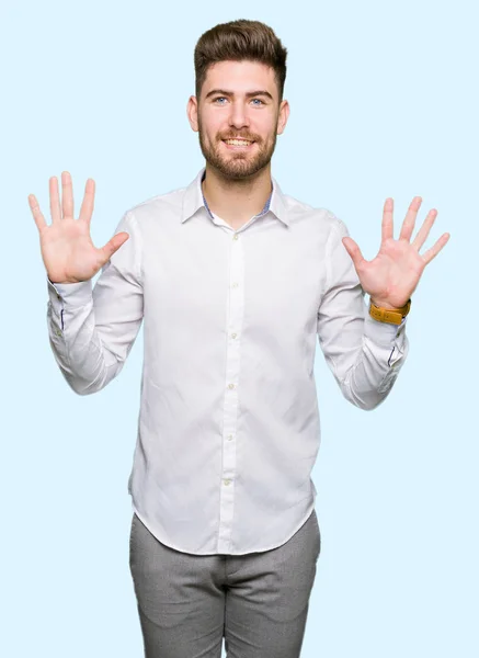 Молодий Красивий Бізнесмен Показуючи Вказуючи Пальцями Номер Десять Посміхаючись Впевнено — стокове фото