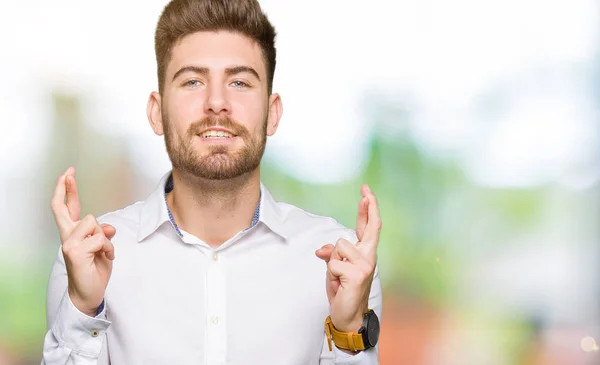 Joven Hombre Negocios Guapo Sonriendo Cruzando Los Dedos Con Esperanza —  Fotos de Stock