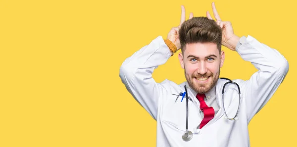 Jovem Homem Médico Bonito Vestindo Casaco Médico Posando Engraçado Louco — Fotografia de Stock