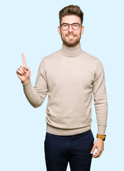 Jovem Homem Negócios Bonito Usando Óculos Mostrando Apontando Para Cima — Fotografia de Stock