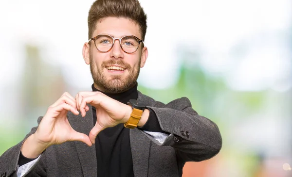 Kalp Simgesi Elleriyle Şekil Gösterilen Aşık Gülümseyen Gözlüklü Genç Yakışıklı — Stok fotoğraf