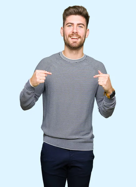 얼굴에 미소와 자신감 자부심과 손가락으로 자신을 가리키는 줄무늬 스웨터를 잘생긴 — 스톡 사진