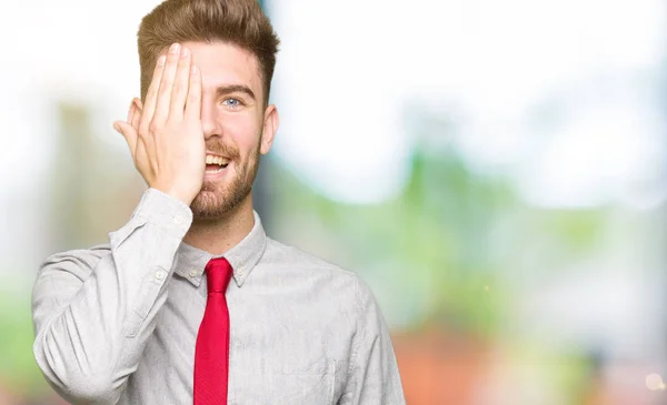 Joven Hombre Negocios Guapo Cubriendo Ojo Con Mano Con Sonrisa —  Fotos de Stock