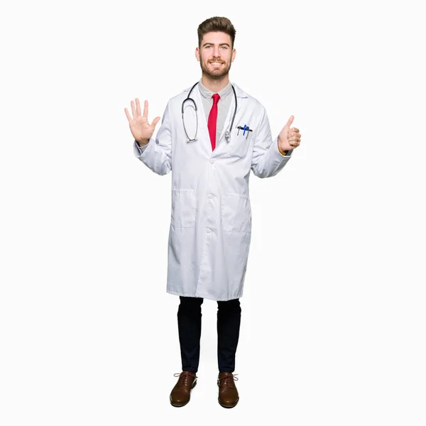 Νεαρός Γιατρός Όμορφος Άνδρας Φορώντας Ιατρική Παλτό Δείχνει Και Δείχνει — Φωτογραφία Αρχείου