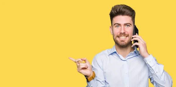 Joven Hombre Guapo Negocio Hablando Teléfono Inteligente Muy Feliz Señalando —  Fotos de Stock