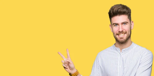 Joven Hombre Guapo Sonriendo Con Cara Feliz Guiñando Ojo Cámara —  Fotos de Stock