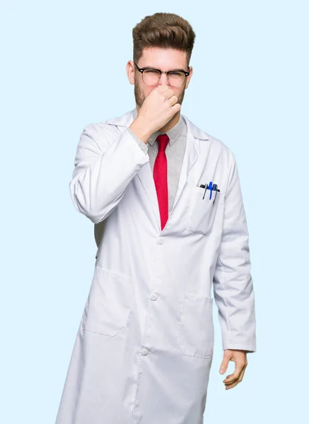 年轻英俊的科学家戴眼镜的男人闻到了臭气熏天 令人无法忍受的气味 用手指在鼻子上屏住呼吸 难闻的气味概念 — 图库照片