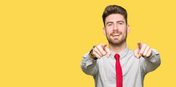 Молодой Привлекательный Бизнесмен Указывает Тебя Камеру Пальцами Улыбаясь Позитивно Весело — стоковое фото