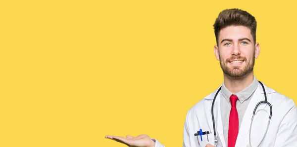 Joven Médico Guapo Con Abrigo Médico Sorprendido Sonriendo Cámara Mientras — Foto de Stock