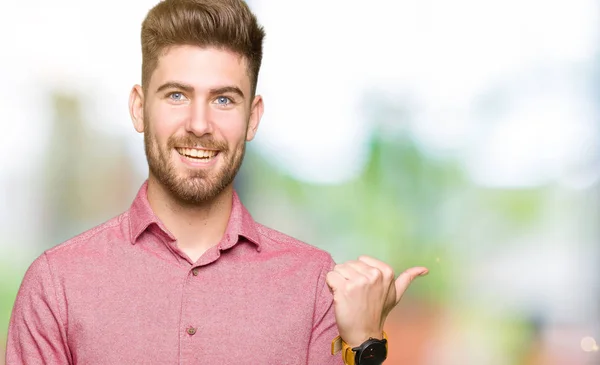 Jovem Bonito Homem Casual Negócios Sorrindo Com Rosto Feliz Olhando — Fotografia de Stock