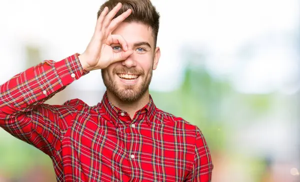 Genç Yakışıklı Adam Hareketleriyle Gülümsüyor Gözleriyle Mutlu Yüzüyle Parmaklarından Bakıyor — Stok fotoğraf