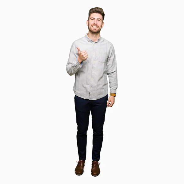 Mladý Pohledný Muž Nosí Ležérní Tričko Dělá Šťastné Palec Nahoru — Stock fotografie
