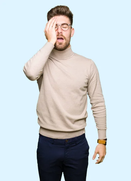 Jeune Homme Affaires Beau Portant Des Lunettes Bâillement Fatigué Couvrant — Photo