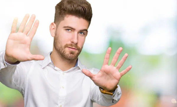 Joven Hombre Negocios Guapo Sonriendo Haciendo Marco Usando Las Manos —  Fotos de Stock