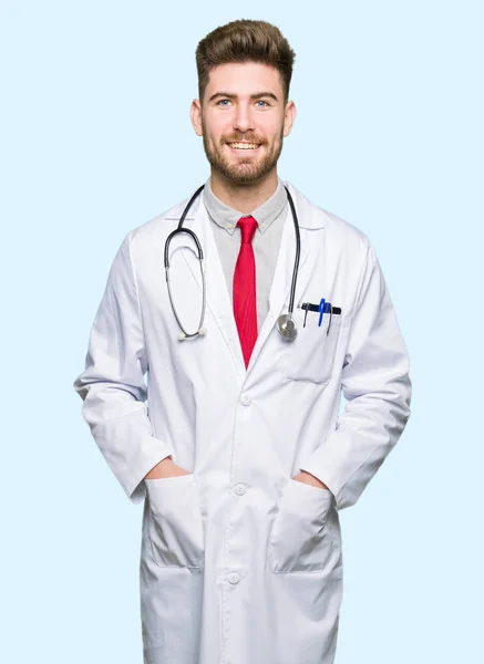 Jóképű Fiatal Orvos Ember Visel Orvosi Réteg Boldog Hűvös Mosollyal — Stock Fotó