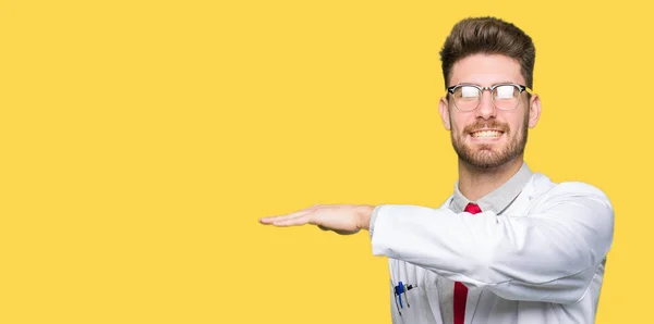 Jovem Cientista Bonito Homem Usando Óculos Gesticulando Com Mãos Mostrando — Fotografia de Stock