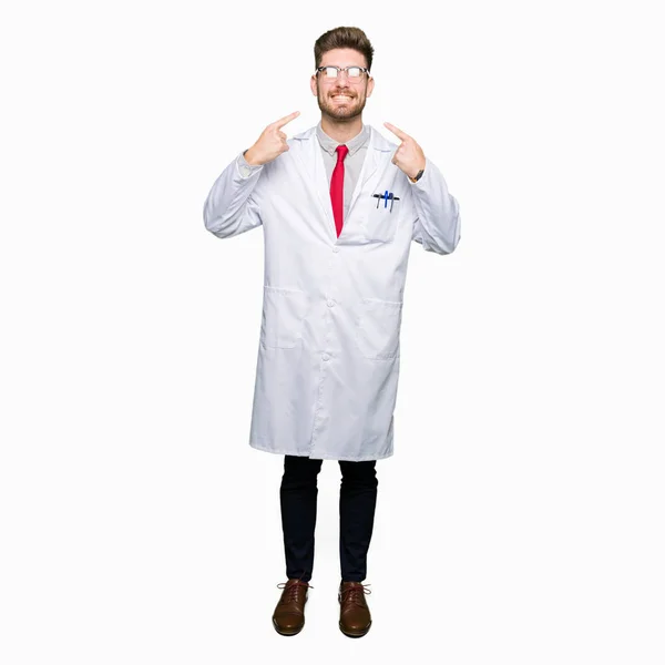 Joven Hombre Científico Guapo Con Gafas Sonriendo Confiado Mostrando Señalando —  Fotos de Stock