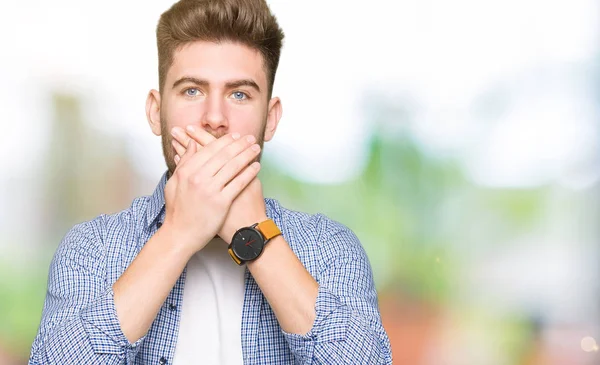 Joven Hombre Rubio Guapo Con Camisa Casual Impactado Cubriendo Boca —  Fotos de Stock