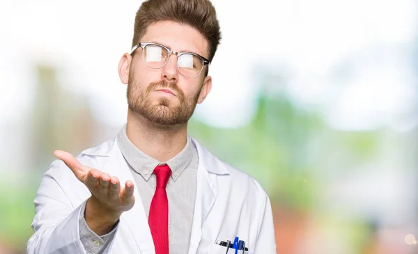 Jeune Homme Beau Scientifique Portant Des Lunettes Regardant Caméra Souffler — Photo