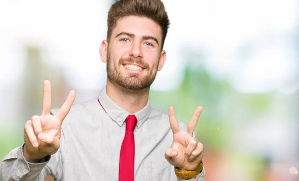 Joven Hombre Negocios Guapo Sonriendo Mirando Cámara Mostrando Los Dedos — Foto de Stock