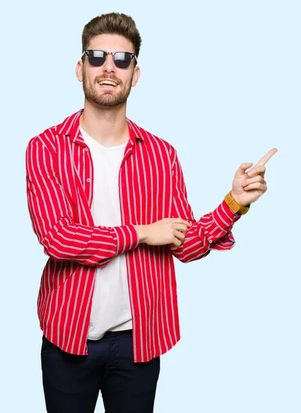 Junger Gutaussehender Mann Mit Sonnenbrille Und Einem Breiten Lächeln Gesicht — Stockfoto