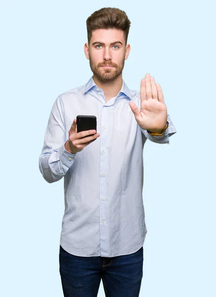 Stilig Ung Business Använda Smartphone Med Öppen Hand Gör Stoppskylt — Stockfoto
