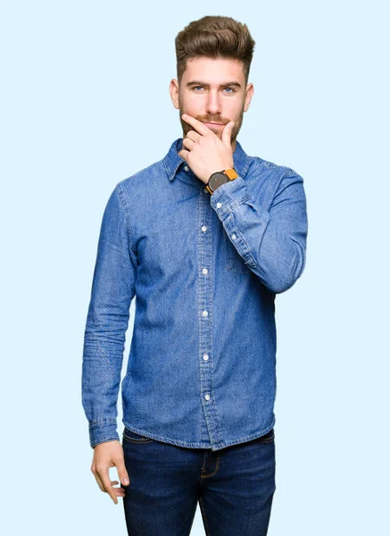Homem Loiro Bonito Jovem Vestindo Camisa Jeans Casual Olhando Confiante — Fotografia de Stock