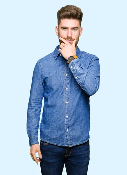 Junger Schöner Blonder Mann Lässigem Jeanshemd Der Selbstbewusst Die Kamera — Stockfoto