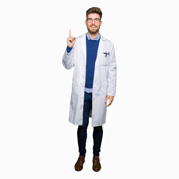 Mladý Pohledný Vědec Muž Nosí Brýle Ukazující Prst Úspěšným Myšlenkou — Stock fotografie