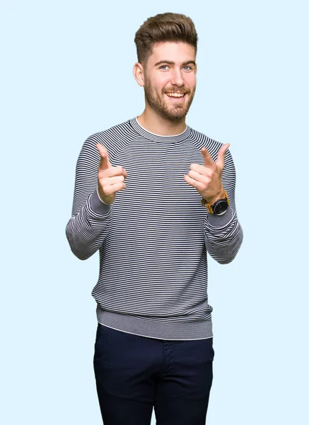 Jovem Homem Bonito Usando Listras Camisola Apontando Dedos Para Câmera — Fotografia de Stock