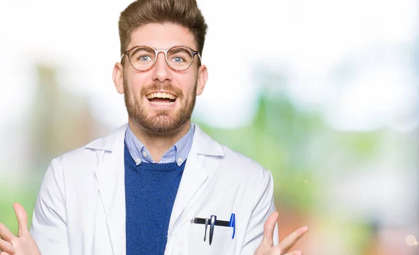 Jeune Homme Scientifique Beau Portant Des Lunettes Célébrant Fou Étonné — Photo