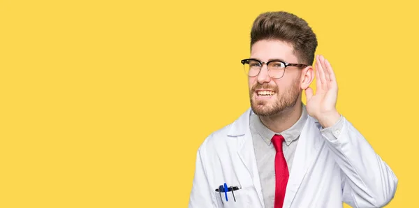 Jovem Cientista Bonito Usando Óculos Sorrindo Com Mão Sobre Ouvido — Fotografia de Stock