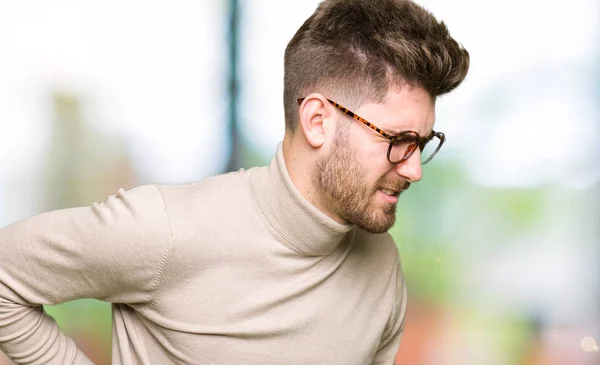 Jovem Homem Negócios Bonito Usando Óculos Sofrendo Dor Nas Costas — Fotografia de Stock