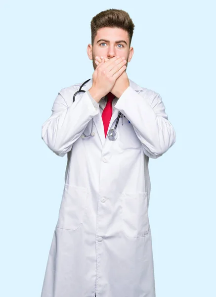 若いハンサムな医者人のミスのための手で口を覆っているショックを受けた医療のコートを着てします 秘密の概念 — ストック写真