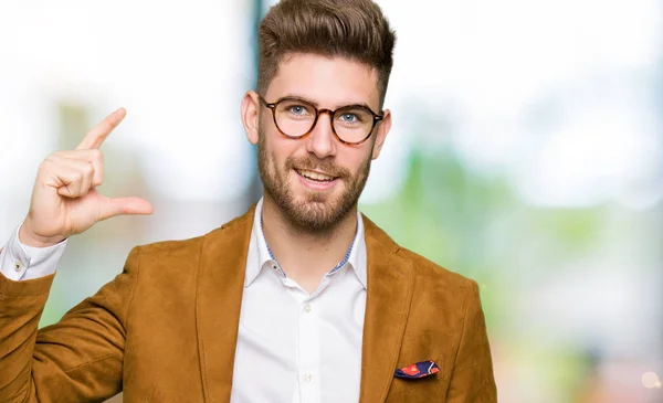 Junger Gutaussehender Geschäftsmann Mit Brille Der Lächelt Und Selbstbewusst Gestikuliert — Stockfoto