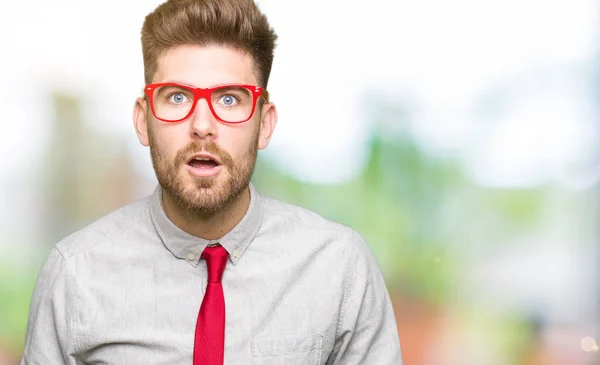 Junger Gutaussehender Geschäftsmann Mit Brille Ängstlich Und Schockiert Mit Überraschendem — Stockfoto