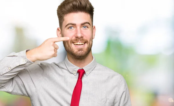 Junger Gutaussehender Geschäftsmann Zeigt Mit Der Hand Auf Gesicht Und — Stockfoto