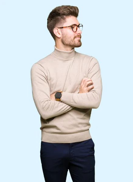 Mladý Pohledný Obchodní Muž Nosí Brýle Usmívající Při Pohledu Boku — Stock fotografie