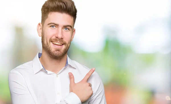 Joven Hombre Negocios Guapo Alegre Con Una Sonrisa Cara Apuntando —  Fotos de Stock