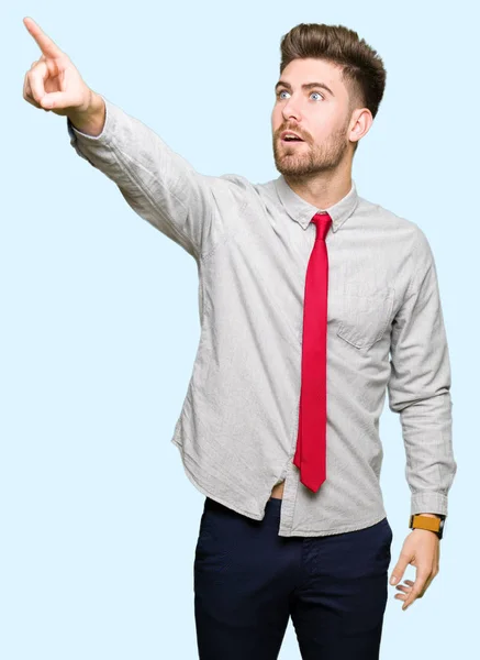 Jovem Homem Negócios Bonito Apontando Com Dedo Surpreso Frente Boca — Fotografia de Stock