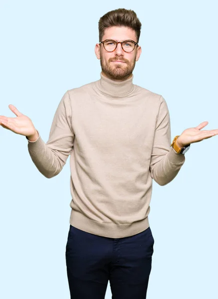 Joven Hombre Negocios Guapo Con Gafas Expresión Despistada Confusa Con — Foto de Stock