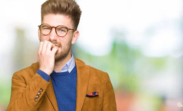 Junger Gutaussehender Geschäftsmann Mit Brille Der Gestresst Und Nervös Aussieht — Stockfoto